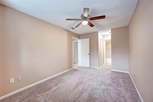 Building Photo - 13922 Hollowgreen Dr