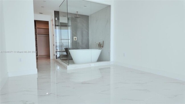 Building Photo - 700 NE 24th St