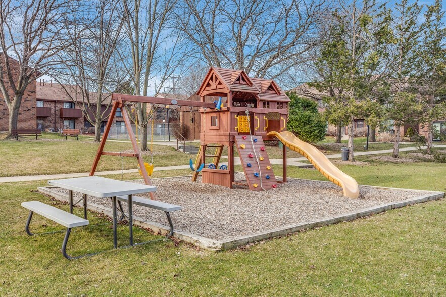 Building Photo - 9082 N Park Plaza Ct