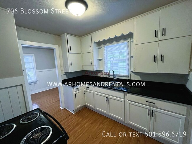 Building Photo - 706 Blossom St