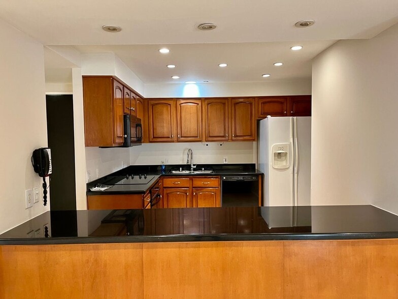 Building Photo - 10445 Wilshire Blvd