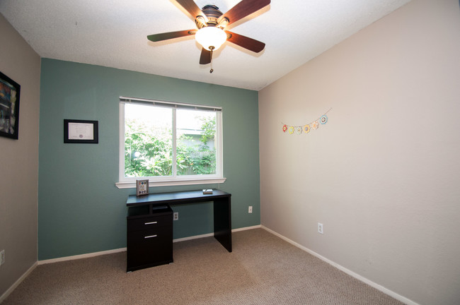 Guest bedroom 2 - 14417 Tiffer Ln