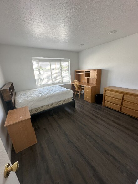 Building Photo - 1559 Riverside Ave