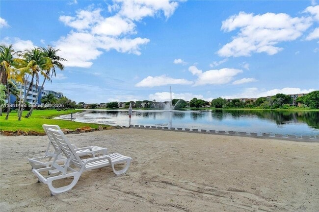 Building Photo - 9371 Fontainebleau Blvd