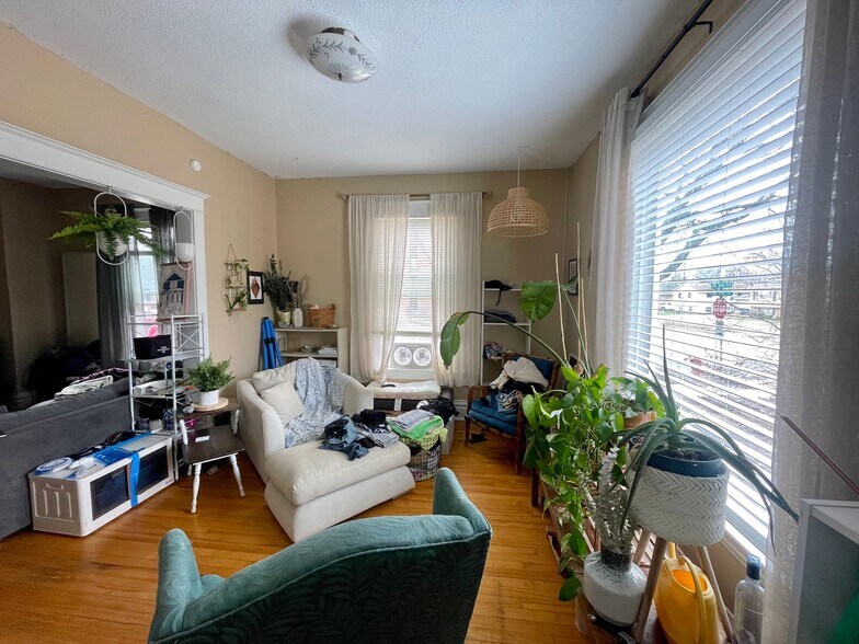 Building Photo - 601 NE Main St