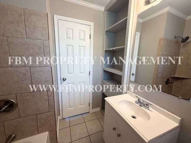 Building Photo - 3015 Winfield Dr