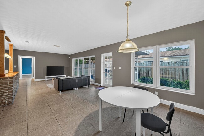 Building Photo - 2750 SE 3rd St