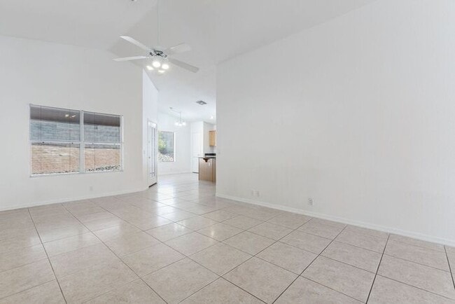 Building Photo - Enjoy an open floor plan with all appliances!