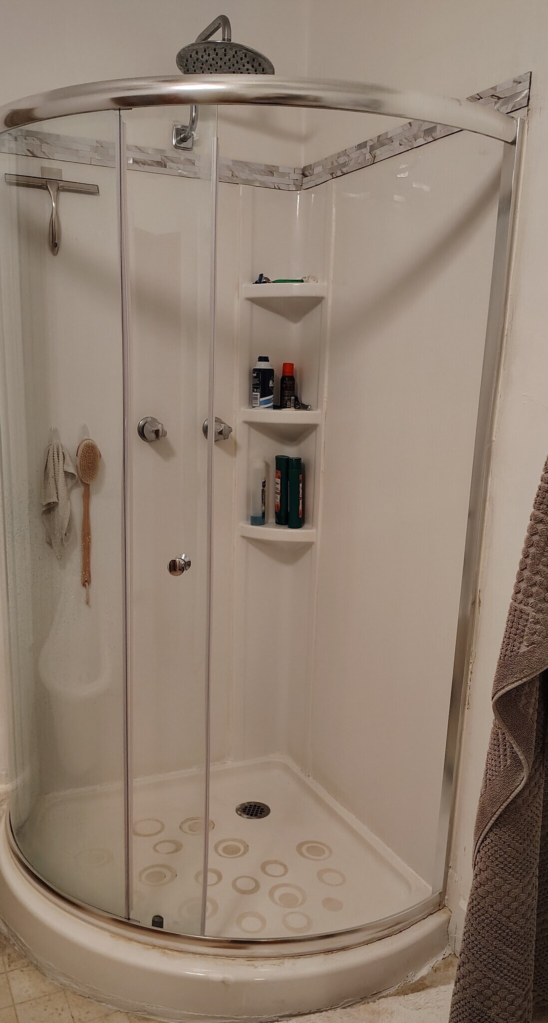 CORNER SHOWER IN LARGE UPSTAIRS BATHROOM - 4 Edmarth Pl