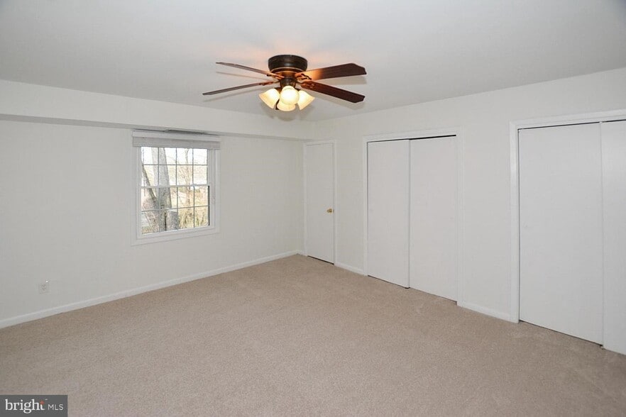 Building Photo - 3874 Lyndhurst Dr