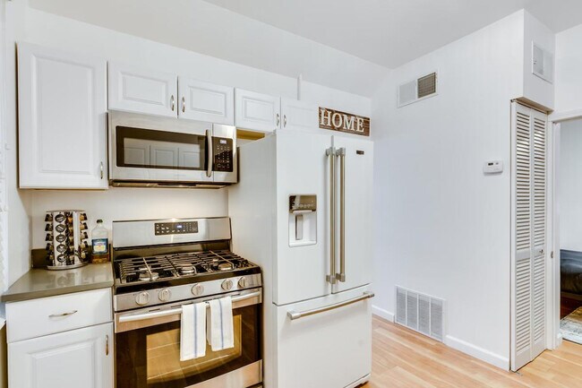 Building Photo - 1519 W Superior St