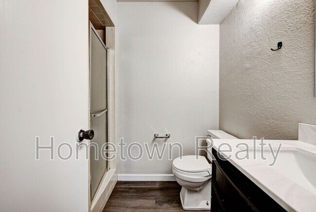 Building Photo - 1713 Hillcrest Dr
