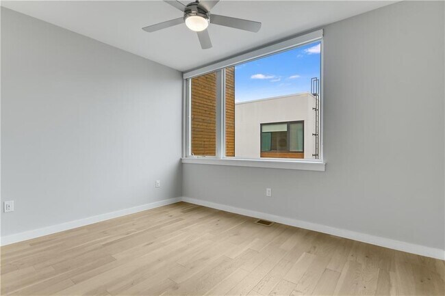 Building Photo - 2002 E 7th St