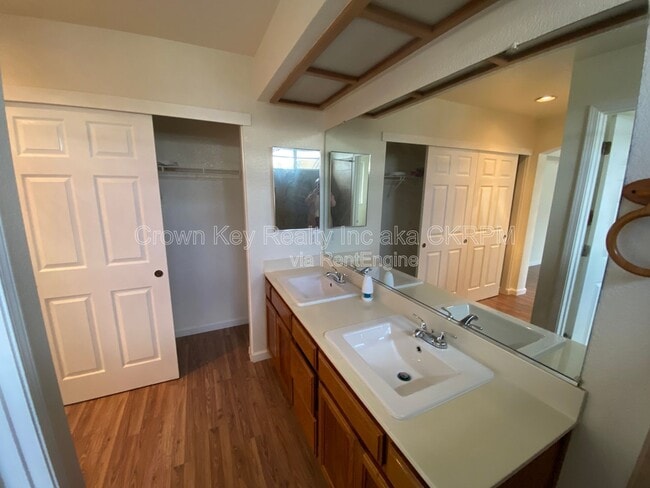 Building Photo - 960 Vallerand Rd