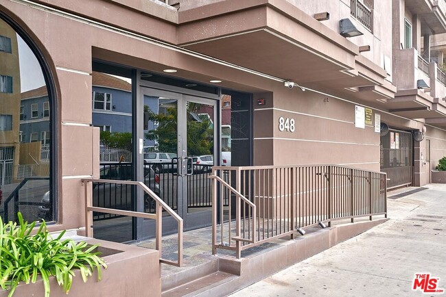 Building Photo - 848 Irolo St