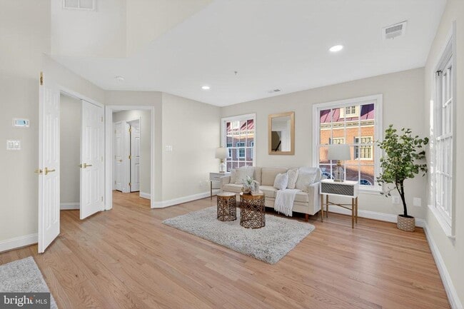 Building Photo - 700 Kahn Pl