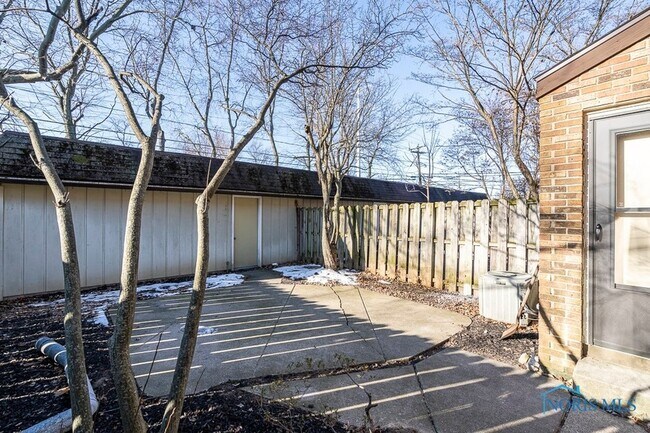 Building Photo - 4045 Hillandale Rd