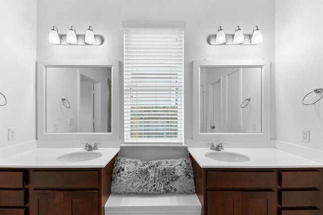 Building Photo - 213 Michaelis Dr