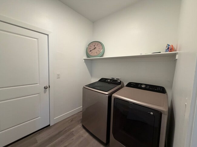 Building Photo - FULLY FURNISHED ONE BEDROOM FOR RENT IN DESERT COLOR!