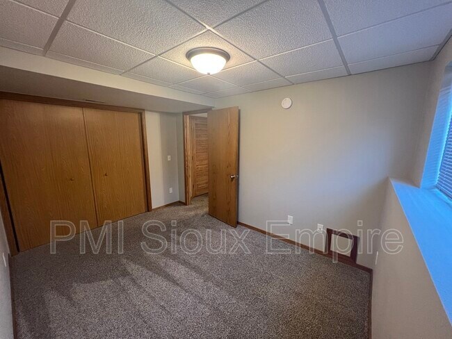 Building Photo - 4829 S Wilson Ave