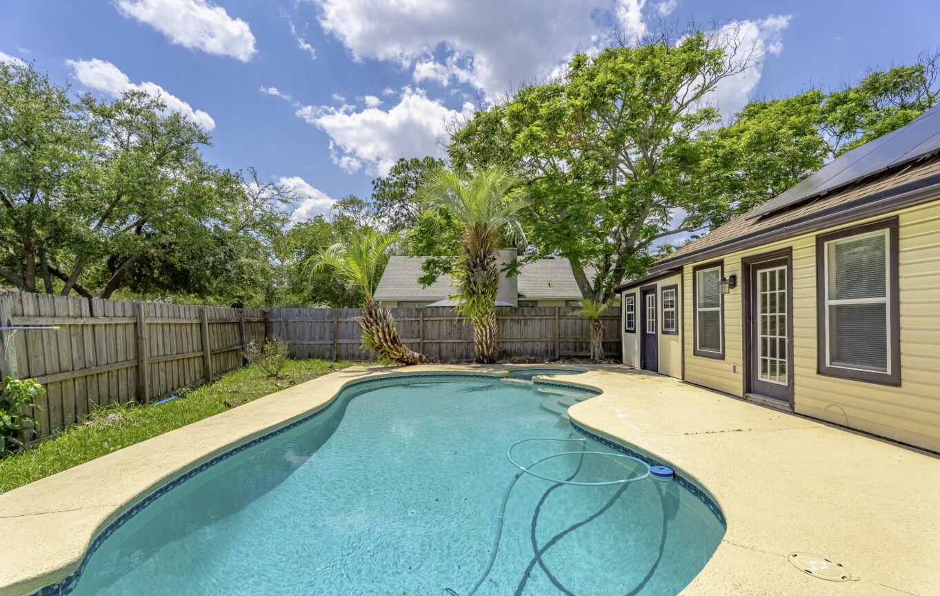 Building Photo - 2162 Saint Martins Dr E