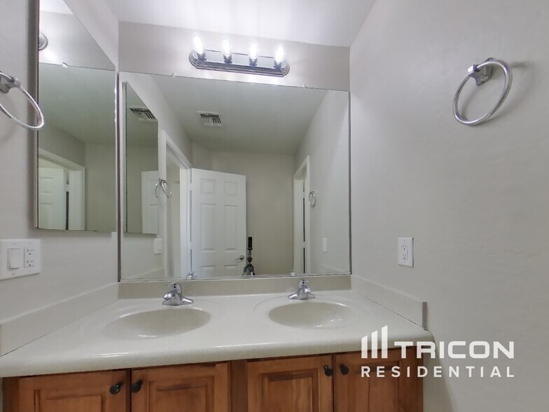 Building Photo - 14132 W Country Gables Dr