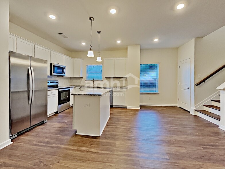 Building Photo - 553 Camp dr