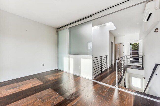 Building Photo - Eastlake Contemporary Townhome - 2 bedrooms