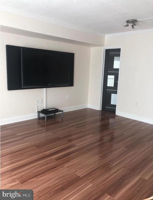 Building Photo - 1300 Army Navy Dr