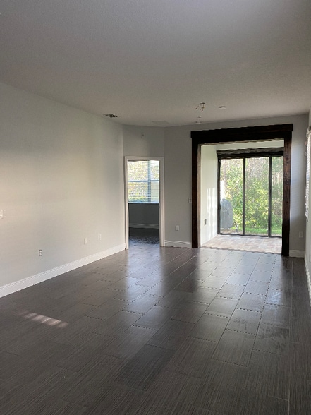 Building Photo - 9635 Tivoli Villa Dr