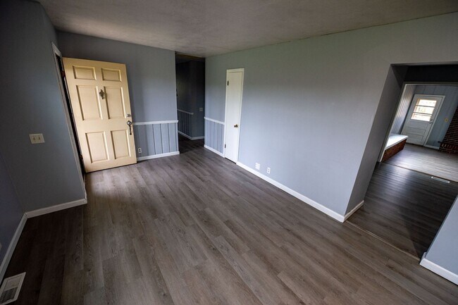 Building Photo - Lovely 3 Bed / 2 Bath in Private Setting--AVAILABLE NOW!!!