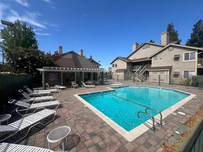 Building Photo - Extremely Well Maintained Upstairs 1/1 Condo Near Light Rail Now Available!