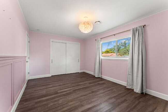 Building Photo - Charming 4-Bed with 2 Full Baths and Large...