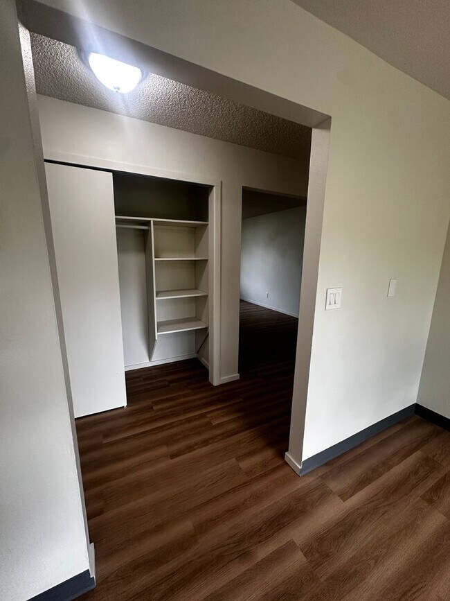 Building Photo - Spacious 3-Bedroom Apartment with Limited-...