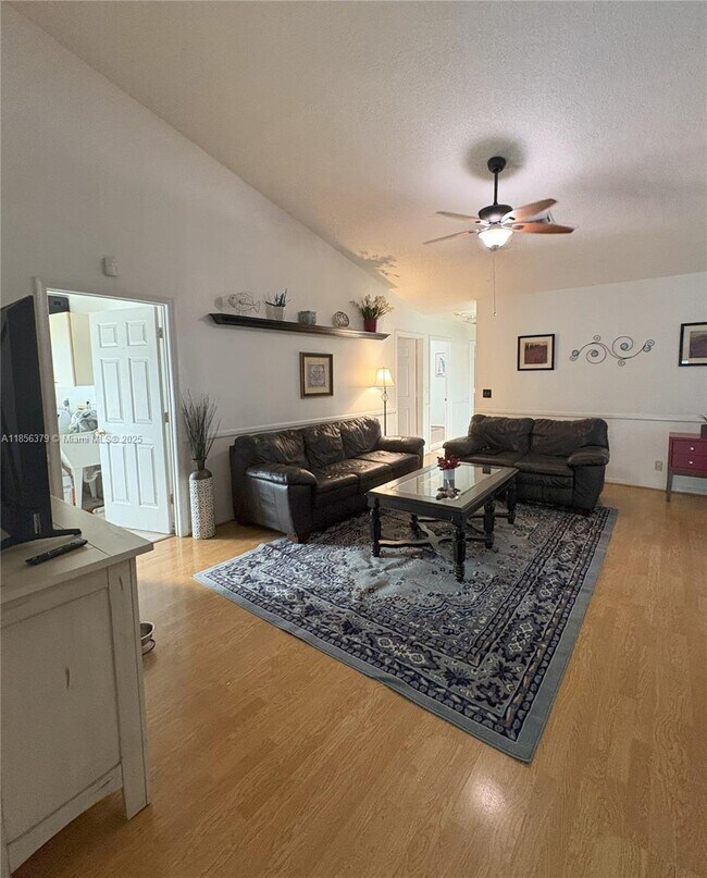 Building Photo - 730 Daffodil Dr