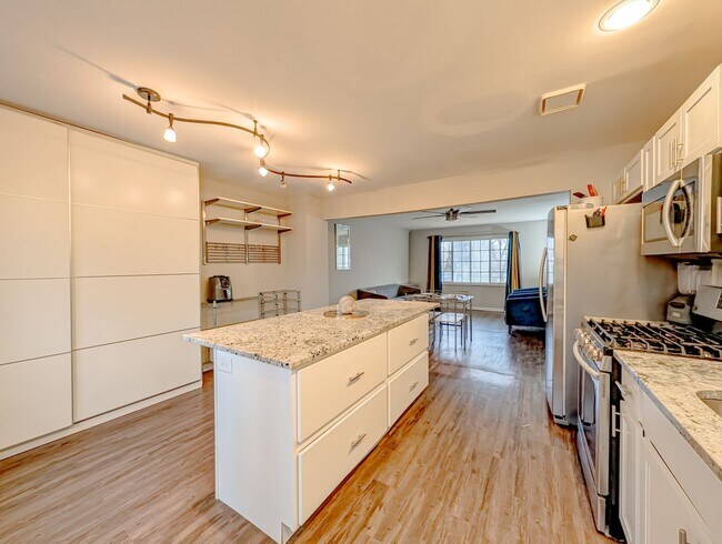 Building Photo - 8616 Hickory Ave