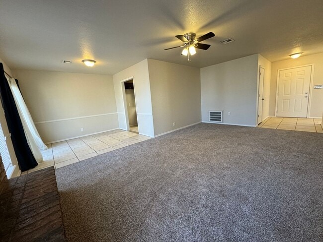 Building Photo - Gorgeous 3 bedroom 2 bathroom home