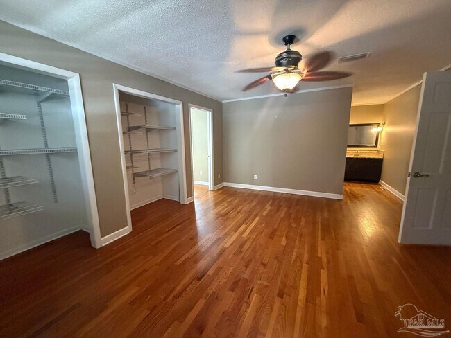 Building Photo - 905 Poinciana Dr