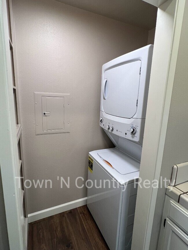 Building Photo - 1051 Riker St