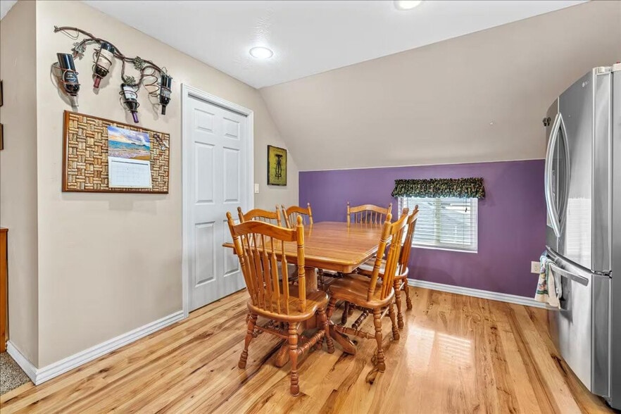 Building Photo - 203 6th Ave S