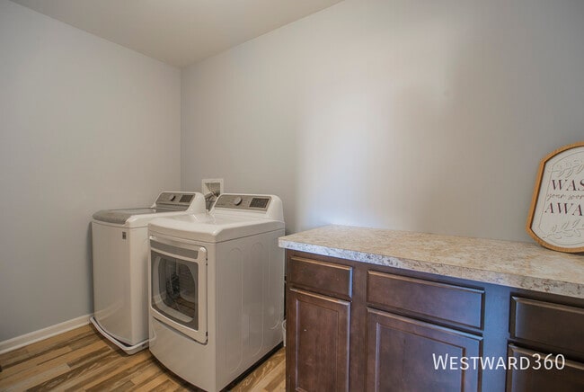 Building Photo - 2971 Ellsworth Dr