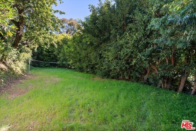 Building Photo - 510 Toyopa Dr