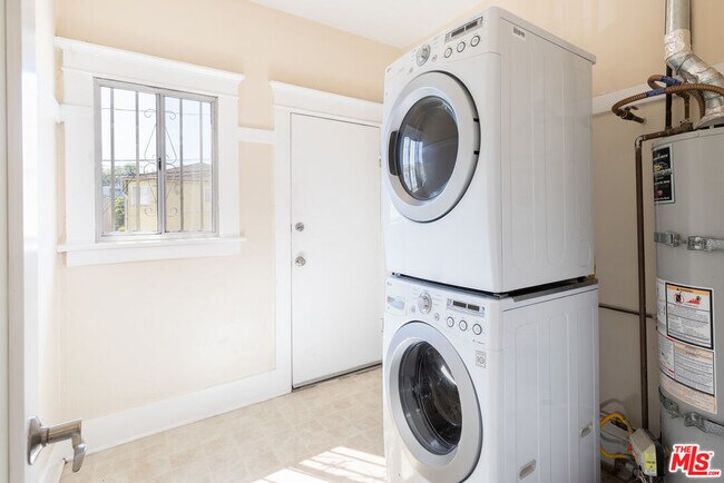 Building Photo - 1109 1/2 Cloverdale Ave