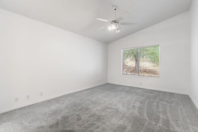 Building Photo - Enjoy an open floor plan with all appliances!
