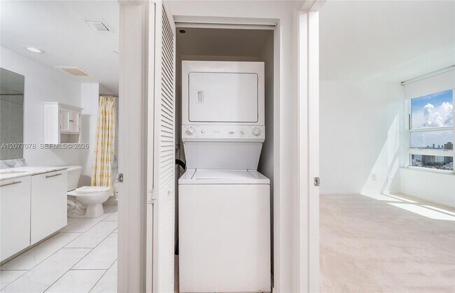 Building Photo - 951 Brickell Ave