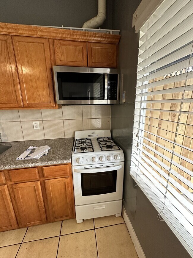 Building Photo - Charming 1 Bedroom, 1 Bathroom Home!