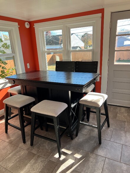 Building Photo - 454 Hanson Ave