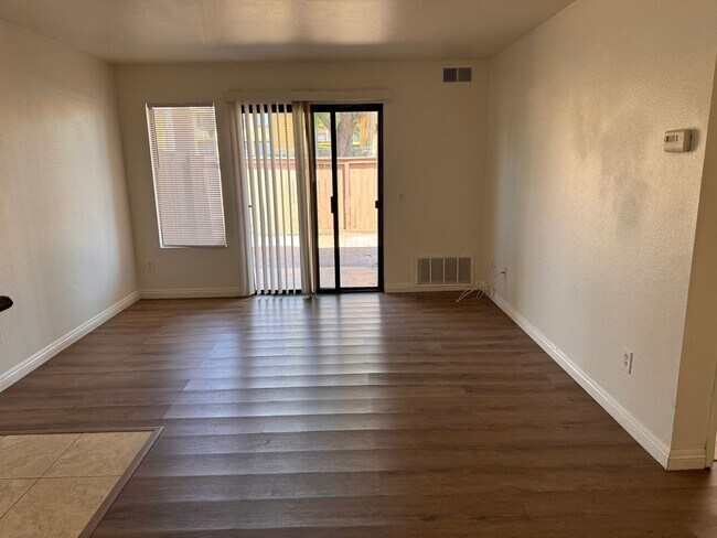 Building Photo - 2 Bedroom 1 Bathroom Condo Down Stairs Unit