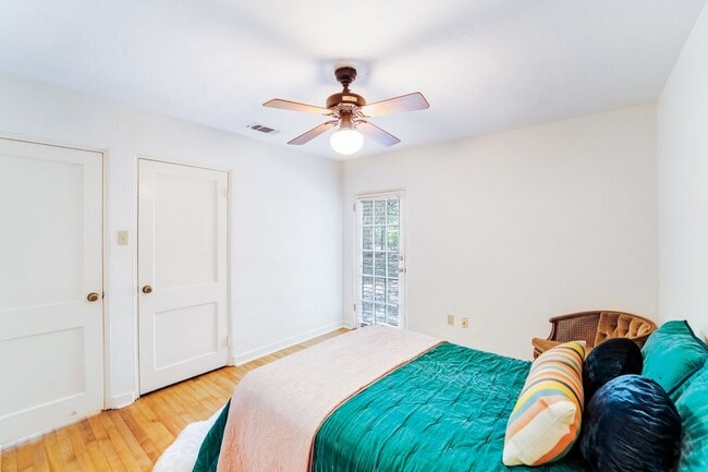Building Photo - Charming Sycamore Street House