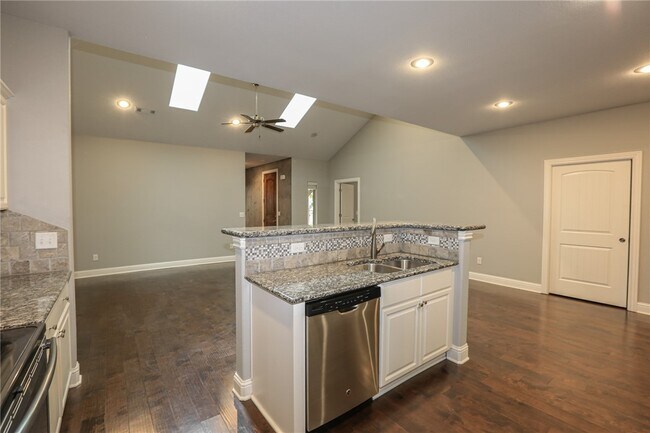 Building Photo - 2007 S Dixieland Rd